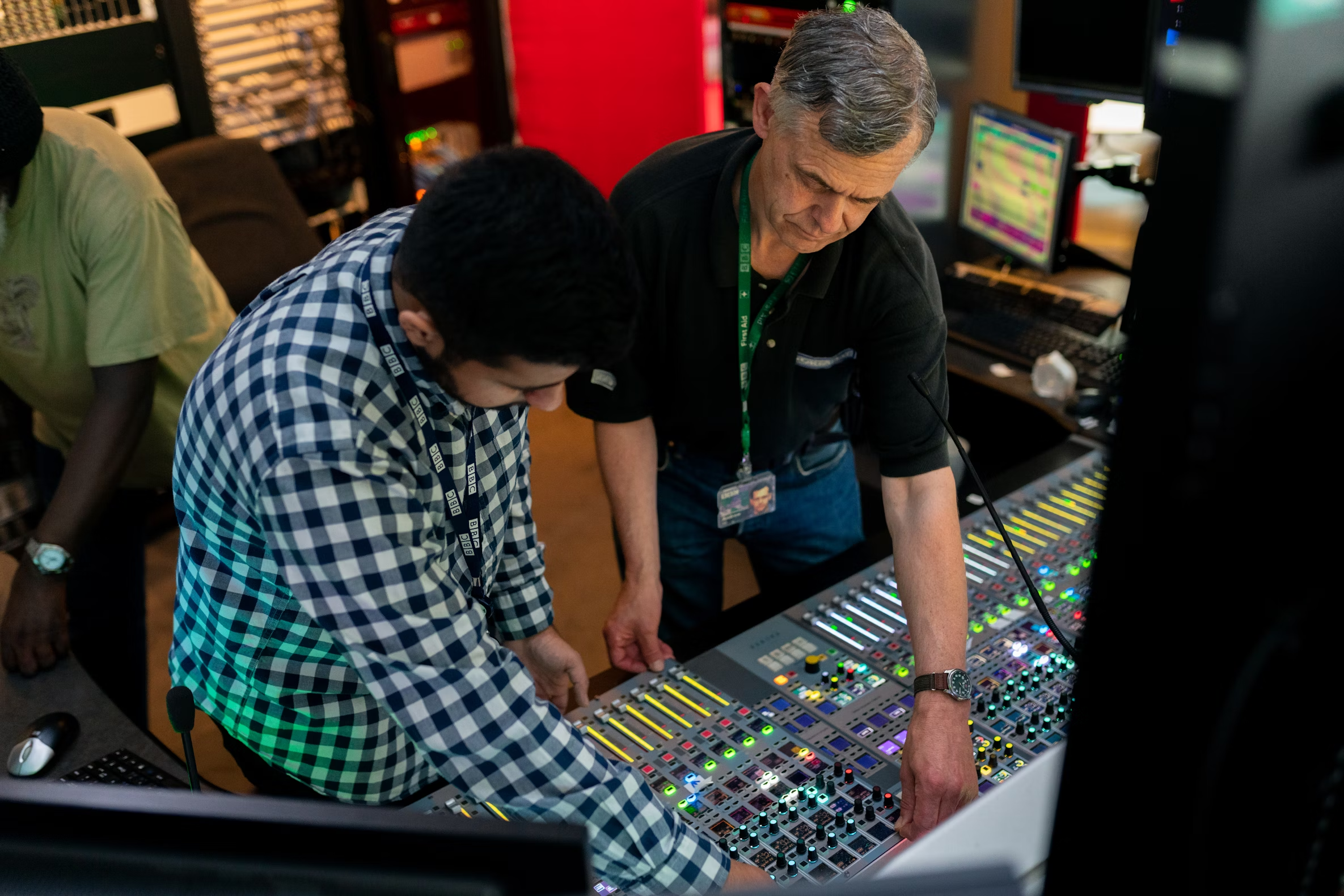 How to build valuable connections in the music industry: a complete networking guide for musicians